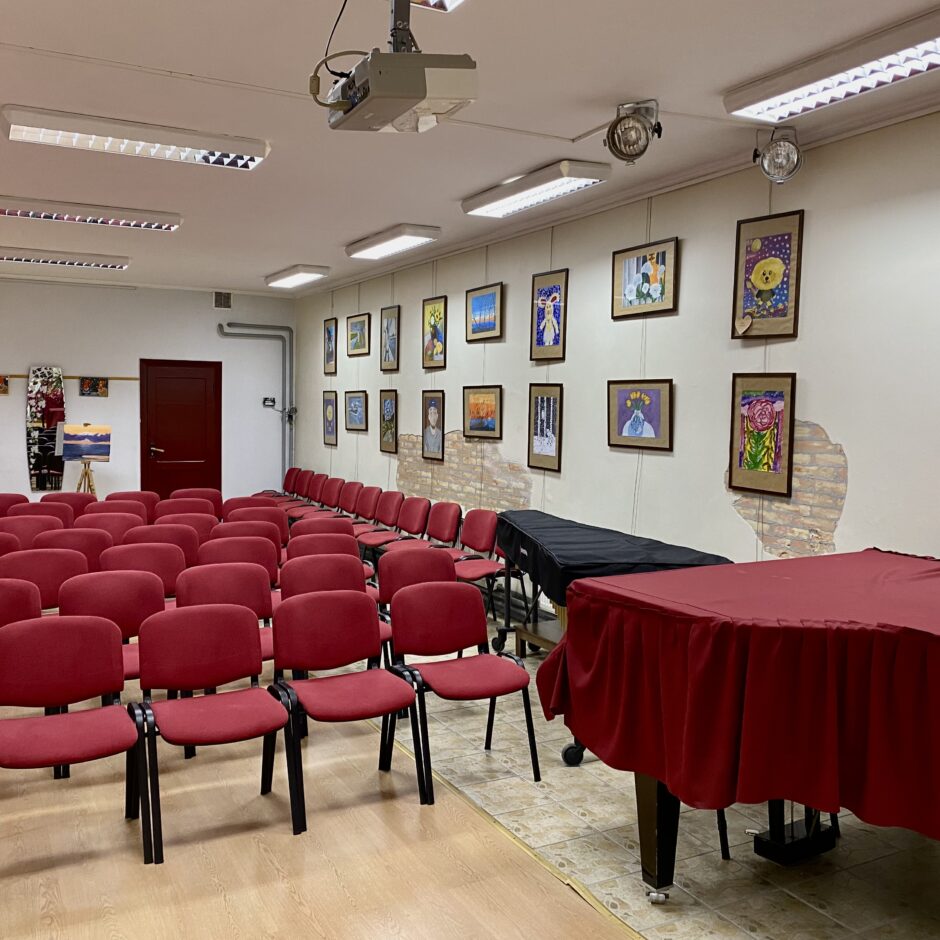 RMMS izstāžu zāle ar skolēnu darbu izstādi