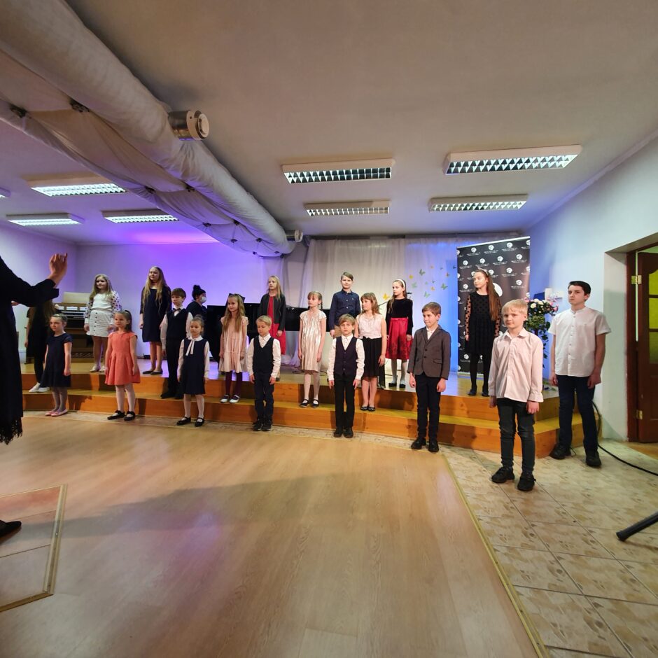 Kora klases audzēkņu koncertā uz stājas skolas 1.-3.kl.koris, diriģē ped. I.Ozoliņa