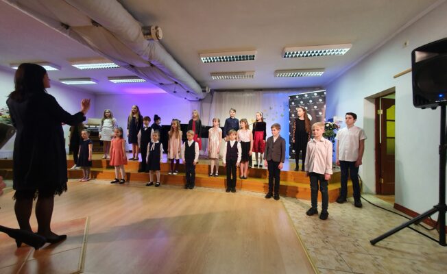 Kora klases audzēkņu koncertā uz stājas skolas 1.-3.kl.koris, diriģē ped. I.Ozoliņa