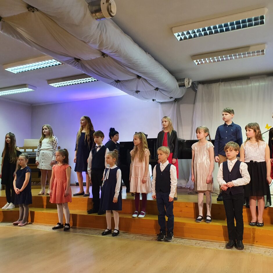 Kora klases audzēkņu koncertā uz stājas skolas 1.-3.kl.koris