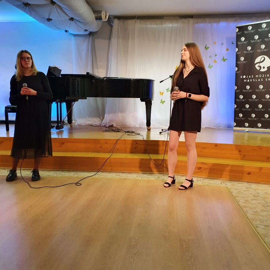 kora klases koncerta vadītājas K.Mitenberga un L.Līduma-Reinholde
