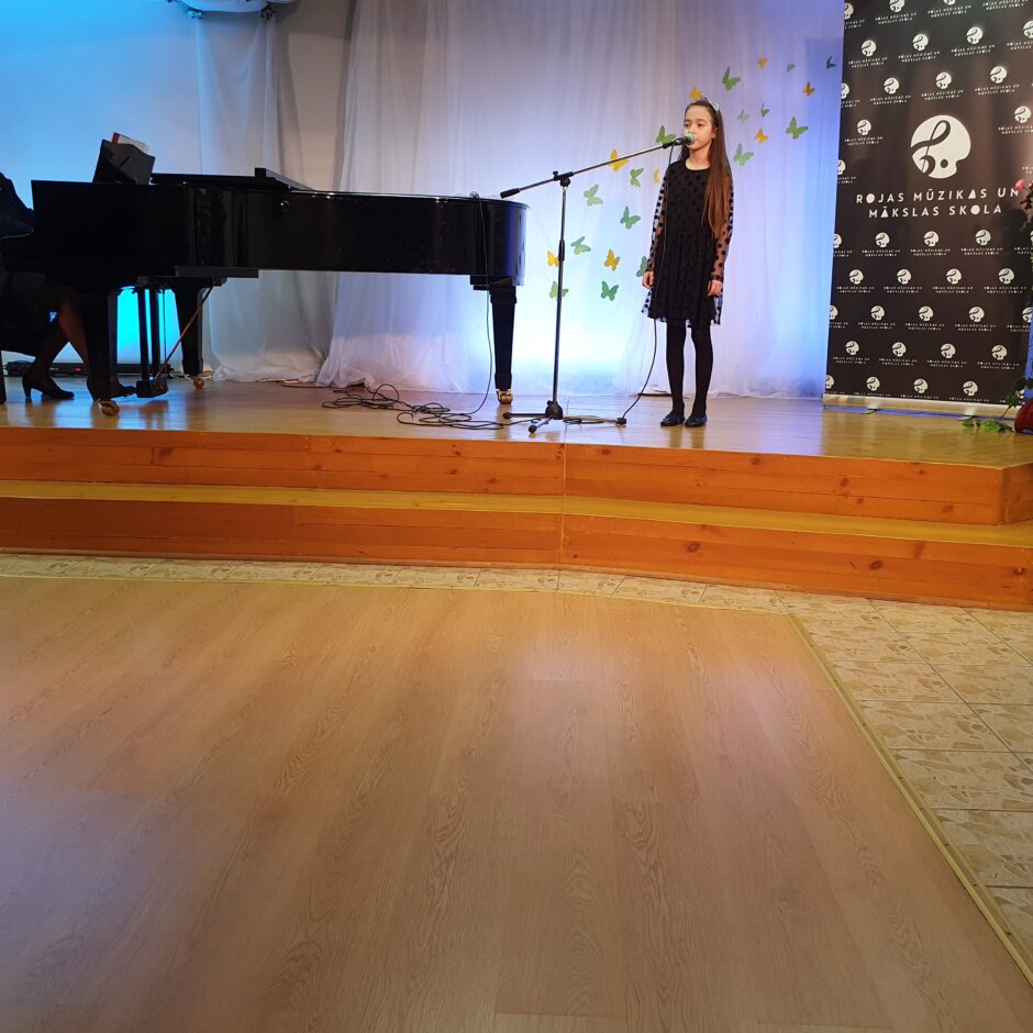 Uzstājas Elze Klauža, pie klavierēm ped. I.Ozoliņa