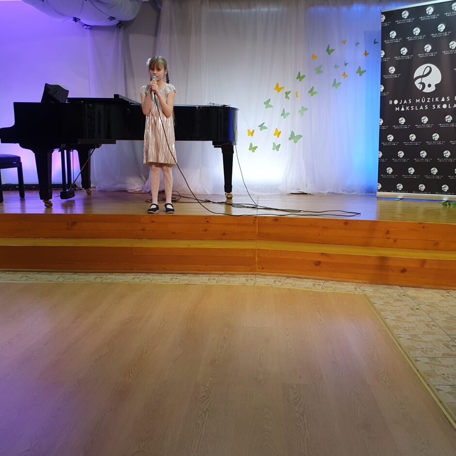 Uzstājas M.Gradiņa