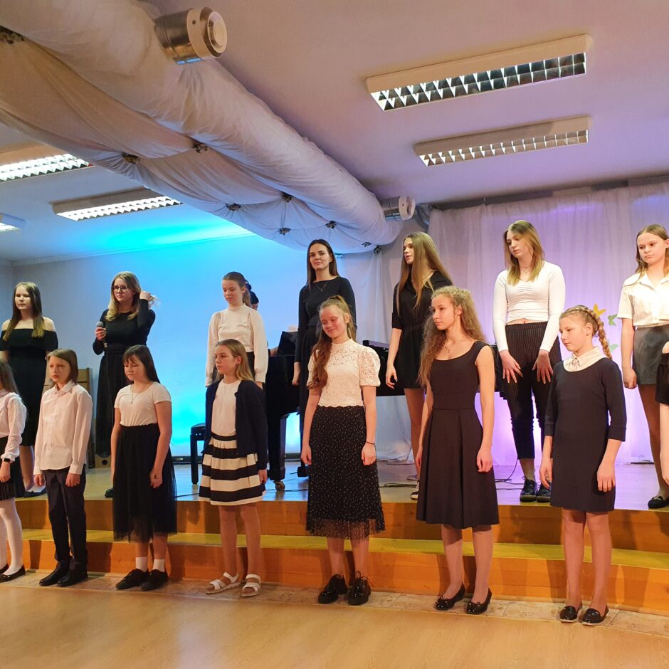 Koncertā uzstājas 4.-8.kl.koris 
