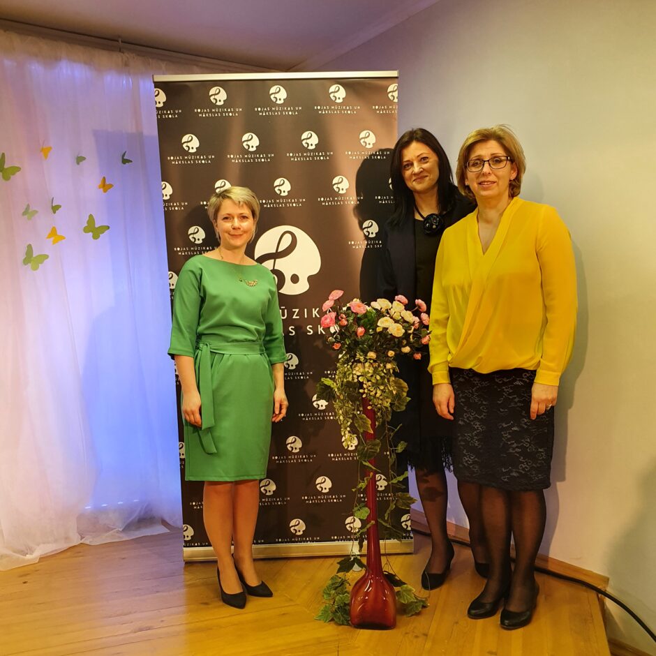 Skolas direktore B.Beraģe kopā ar vok.mūzika-kora klase pedagoģēm I.Ozoliņu un L.Krūmiņu