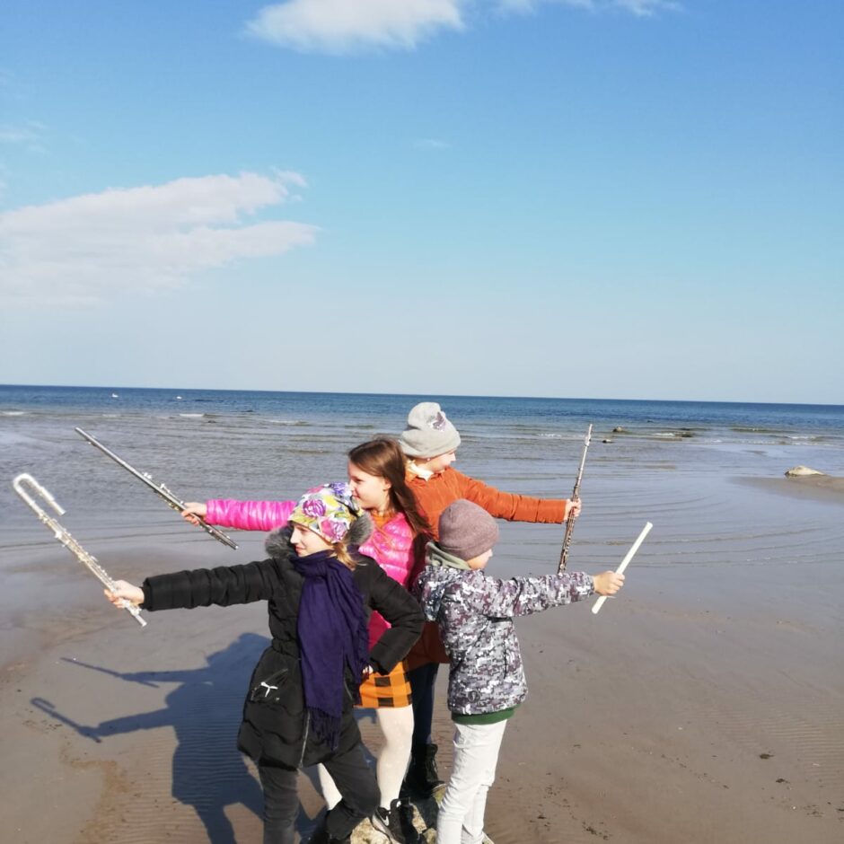 Flautas spēles audzēkņu foto Rojas pludmalē