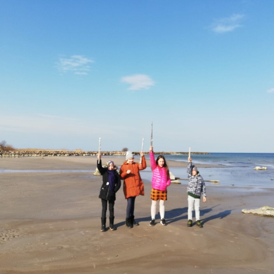 Flautas spēles audzēkņu foto Rojas pludmalē