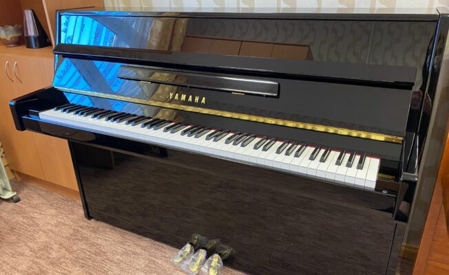 Skolas jaunais Yamaha B1 pianīns