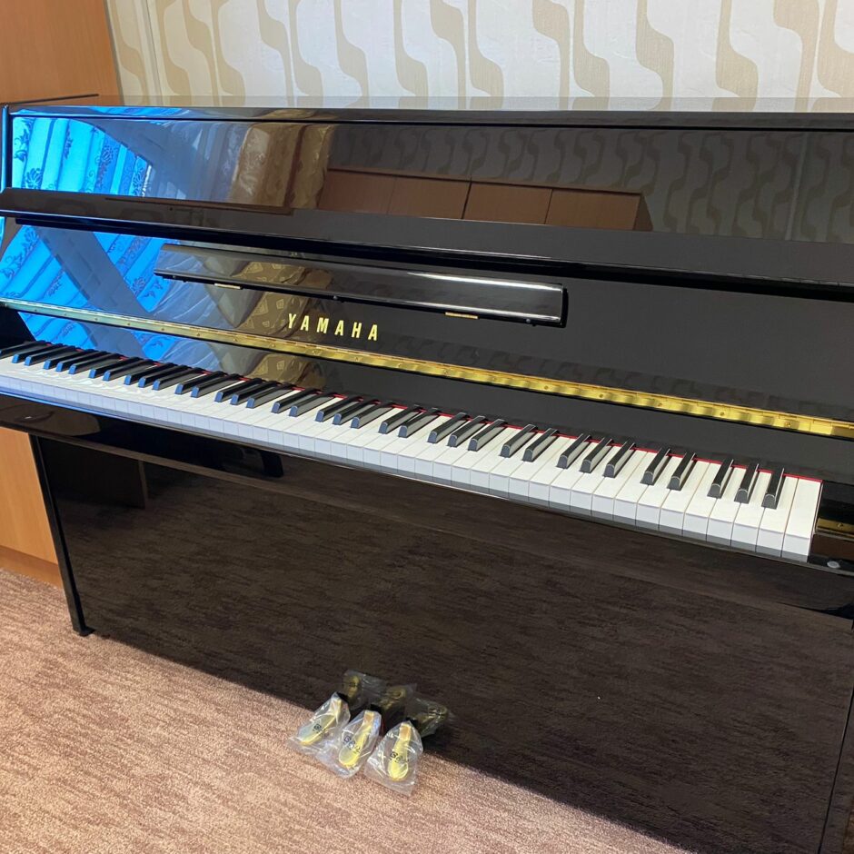Skolas jaunais Yamaha B1 pianīns