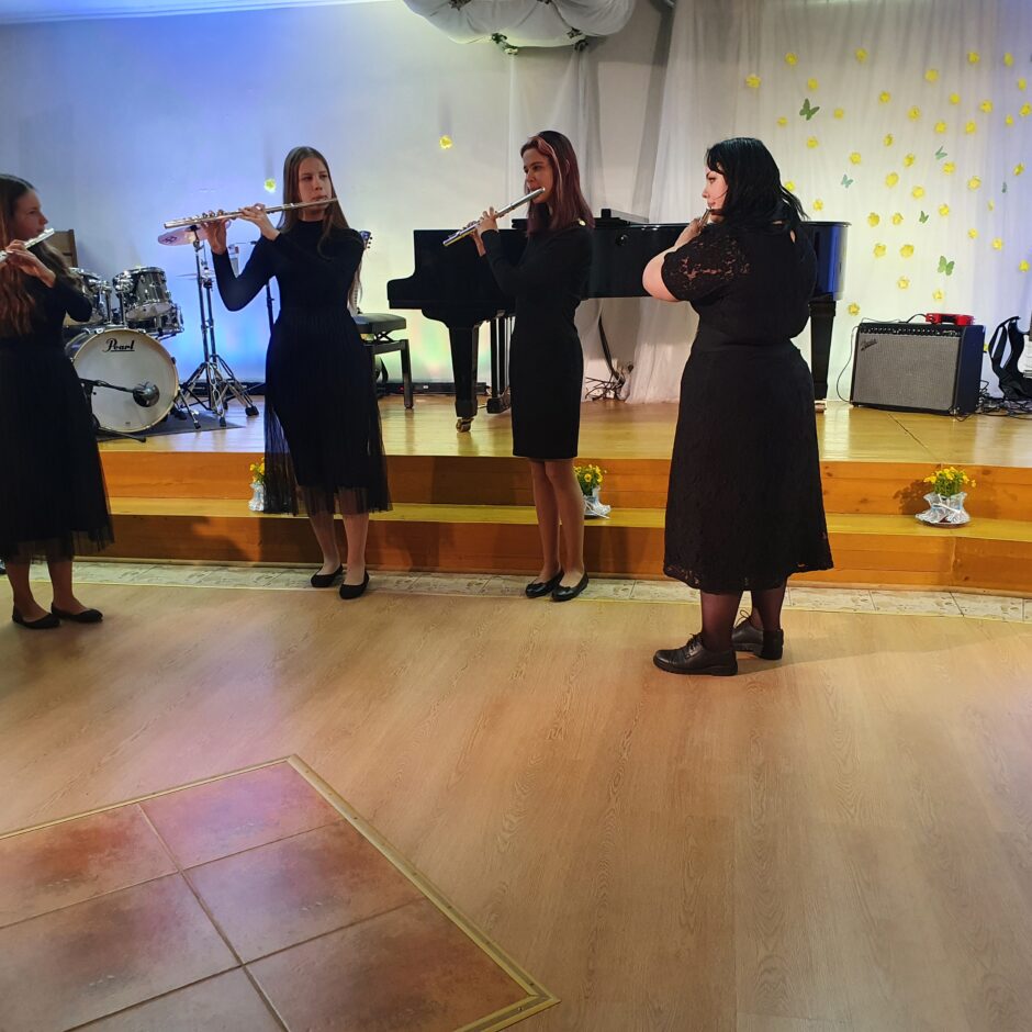 Muzicē Nīcas MS flautu ansamblis