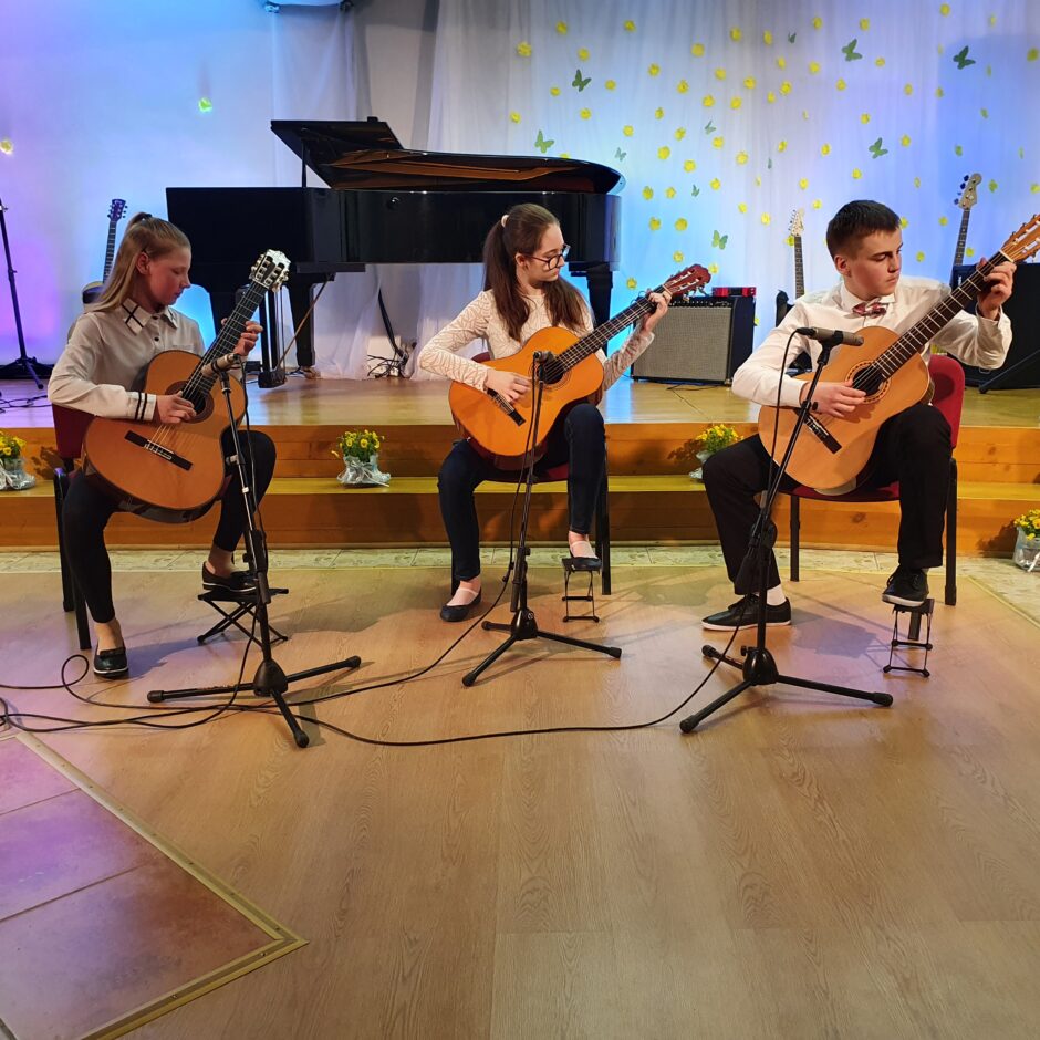 Muzicē RMMS ģitāristu trio