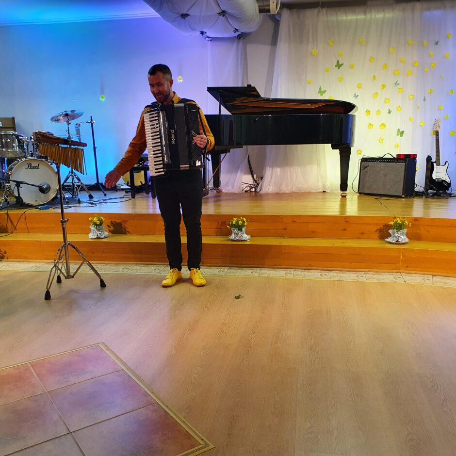 Uzstājas akordeonists P.Ignatjevs