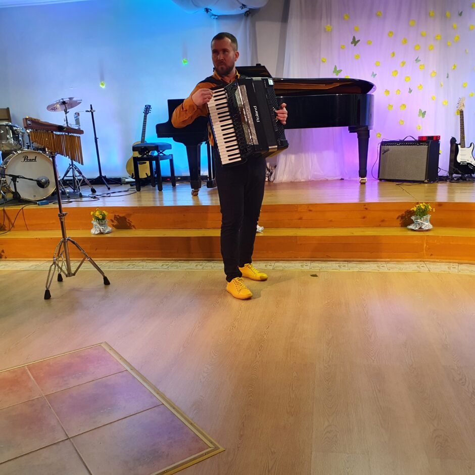 Uzstājas akordeonists P.Ignatjevs