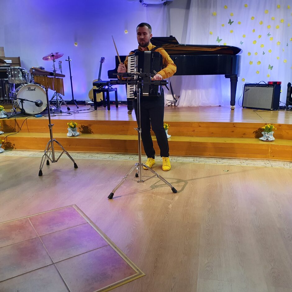 Uzstājas akordeonists P.Ignatjevs