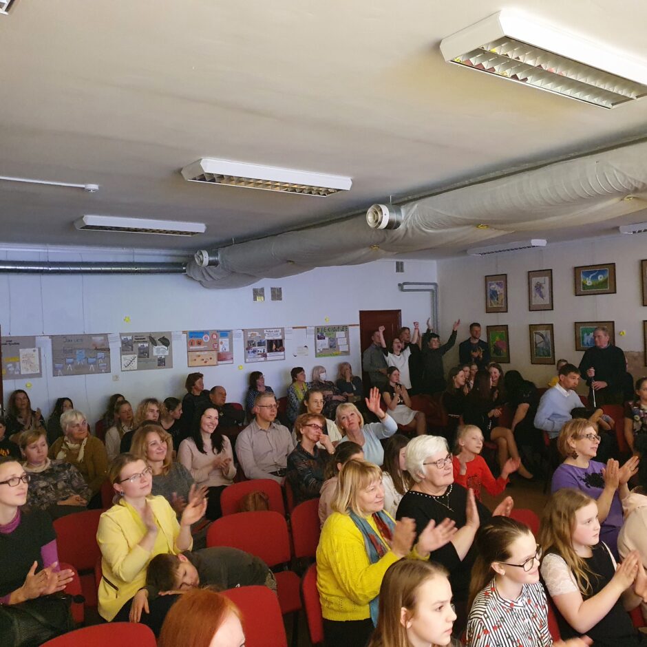 RMMS publikā norit dejas