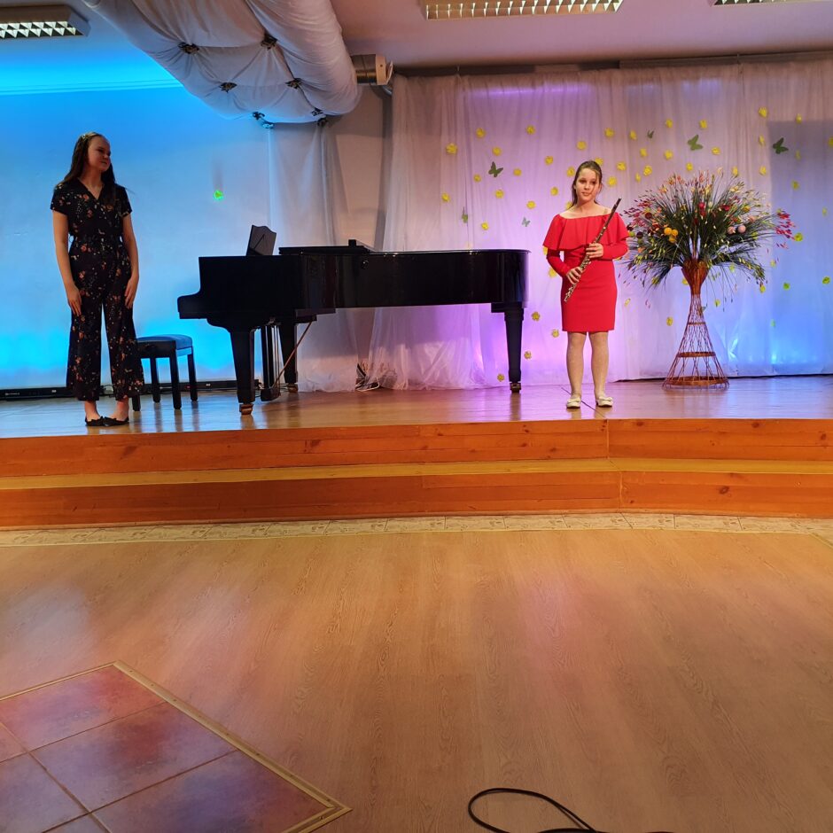 Koncertā uzstājas L.Jēkabsone. pie klavierēm Alise Zelģe