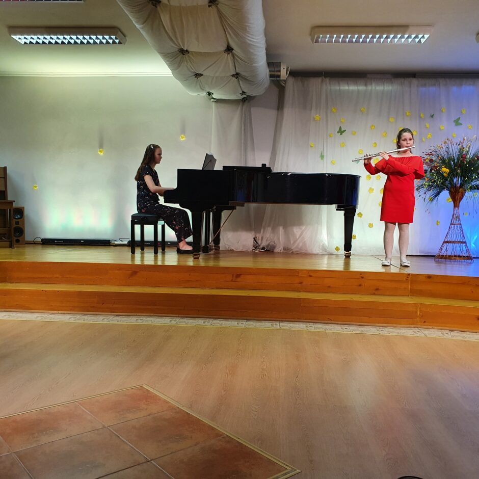 Koncertā uzstājas L.Jēkabsone. pie klavierēm Alise Zelģe