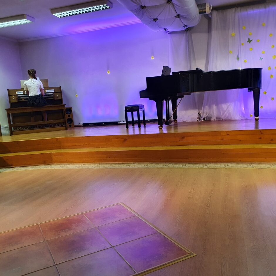 Ērģeles spēli demostreā audzēkne M.Mitenberga