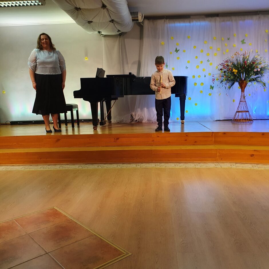 Koncertā uzstājas L.Oga, kopā ar savu pedagoģi S.Lukševicu