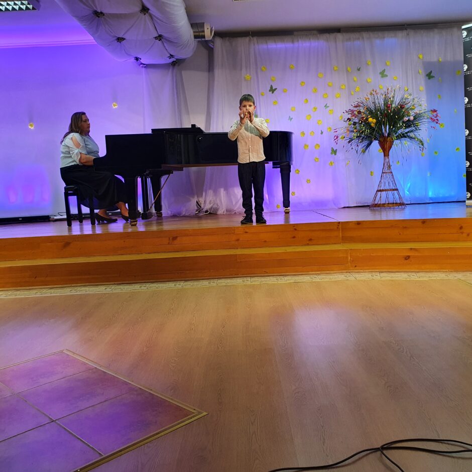 Koncertā uzstājas L.Oga, kopā ar savu pedagoģi S.Lukševicu pie klavierēm