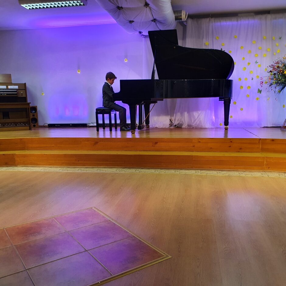 Pie klavierēm A. Dzenis