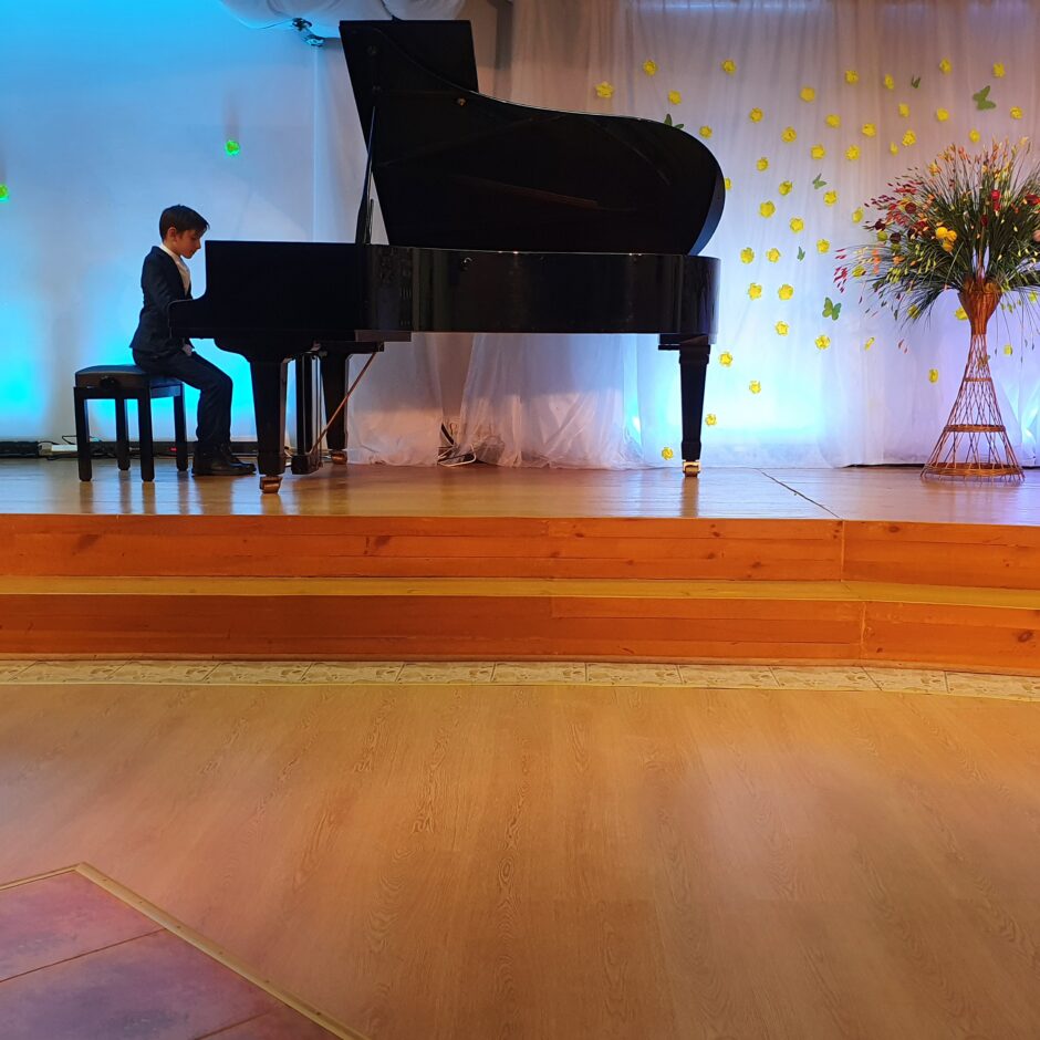 Pie klavierēm A. Dzenis