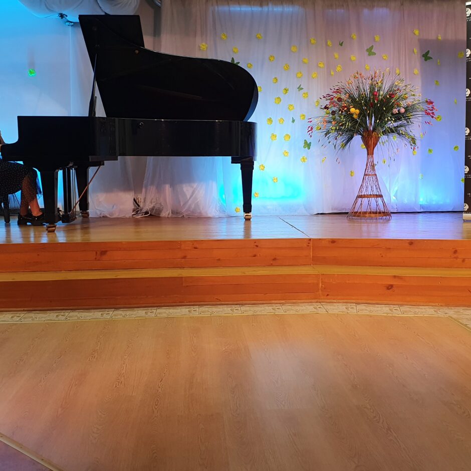 Klavieres spēlē 8.kl.audzēkne M.Mitenberga