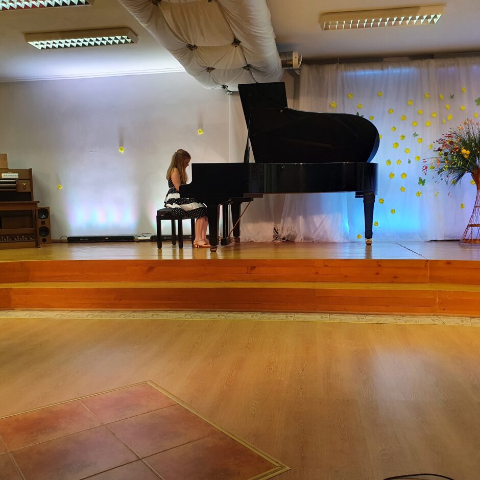 Uzstājas L.Baumane pie klavierēm