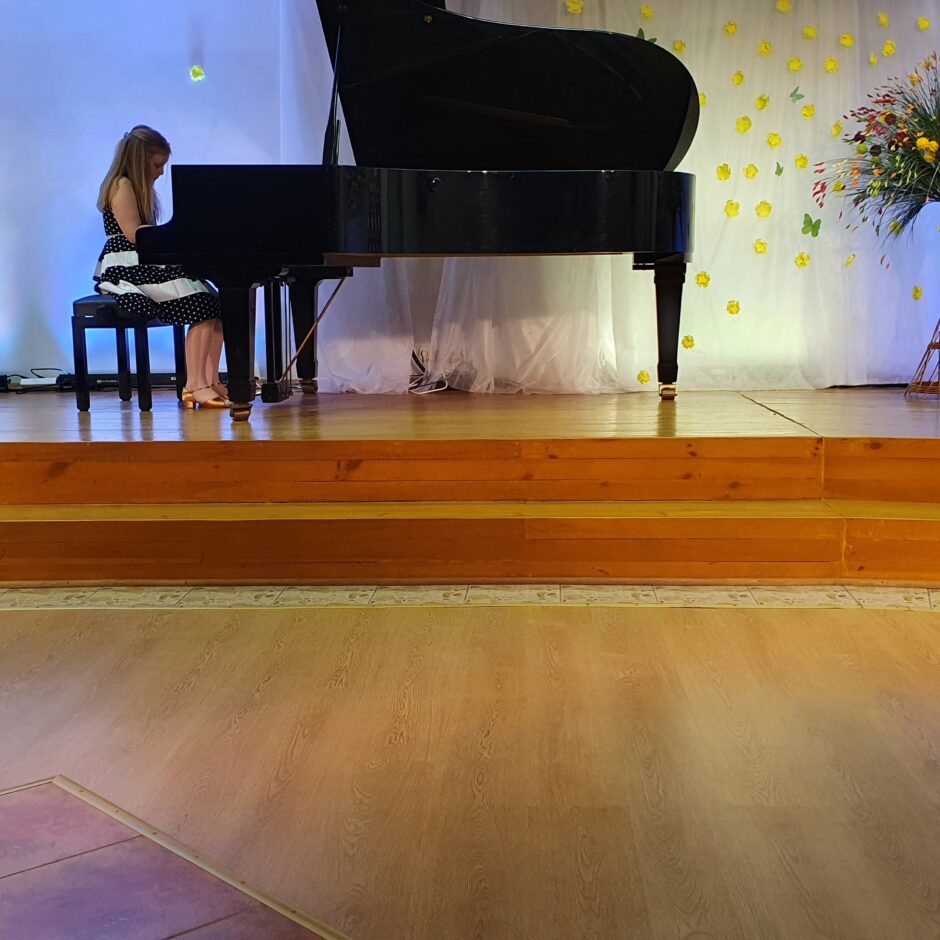 L.Baumane spēlē klavieres