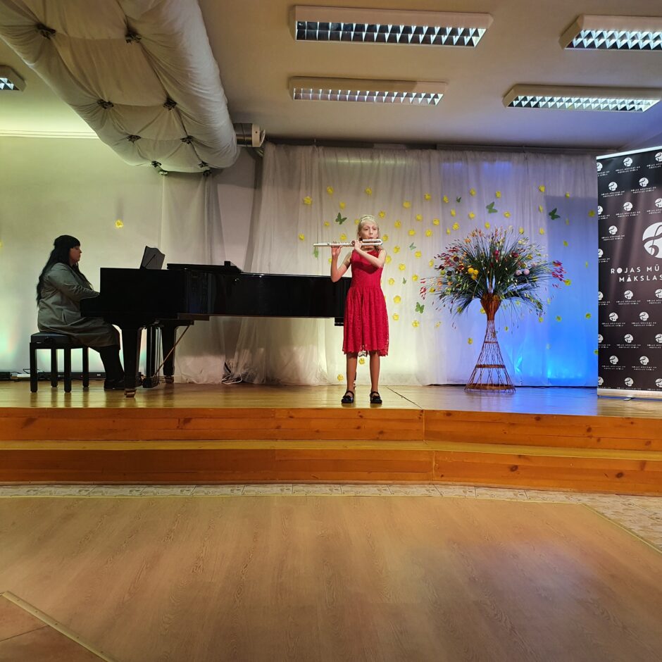 Flautas spēles audzēkne E.L.Oļševska koncertē kopā ar kcm I.Stepanovu
