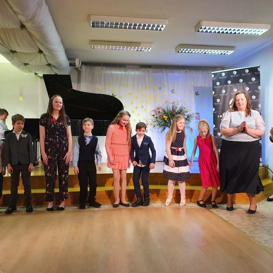 Uz skatuves kopā visi flautas spēles un klavierspēles audzēkņi, ar ped. S.Lukšvicu un B.Kvalbergu