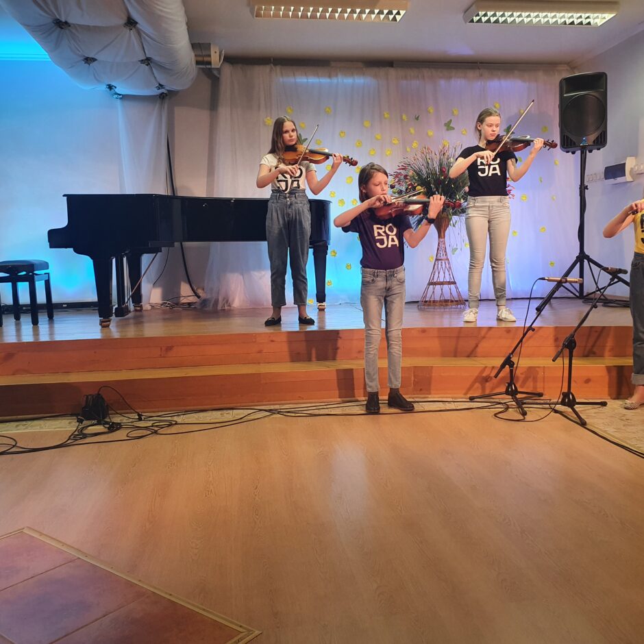 Uz skatuves muzicē vijoles spēles audzēkņu ansamblis