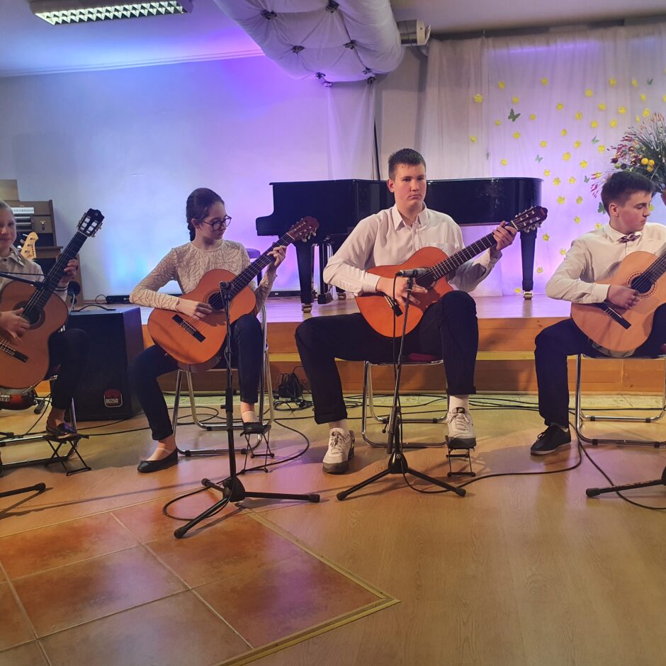 Uzstājas ģitāristu ansamblis