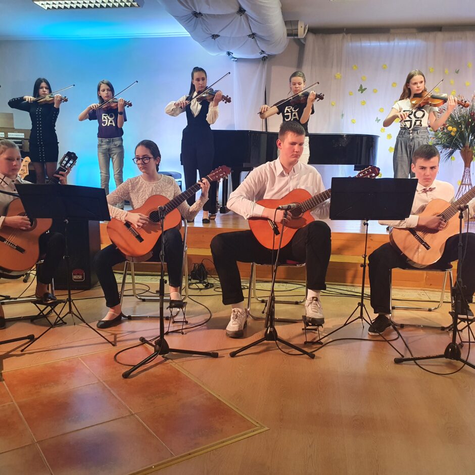 Uzstājas vijoles un ģitāras spēles audzēkņi ar skaņdarbu Halelluja
