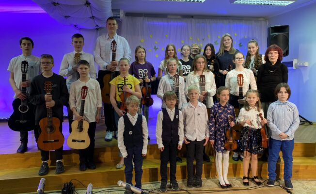 Stīgu instrumentu spēles audzēkņu un pedagogu kopfoto