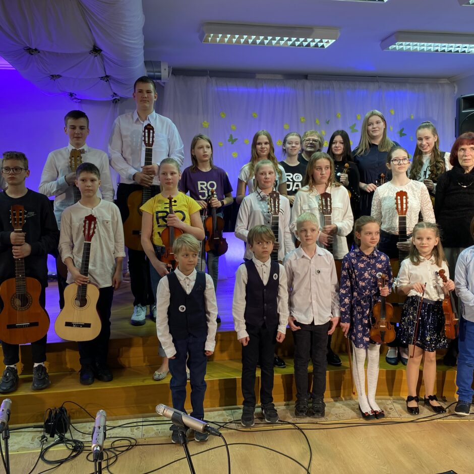 Stīgu instrumentu spēles audzēkņu un pedagogu kopfoto