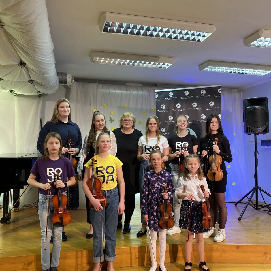 Vijoles spēles audzēkņi pēc koncerta kopā ar savu ped. I.Sproģi