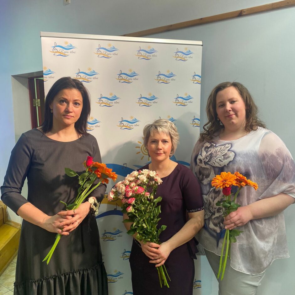 I.Ozoliņa, B.Beraģe, S. Lukševica pie Rojas ritmu stenda