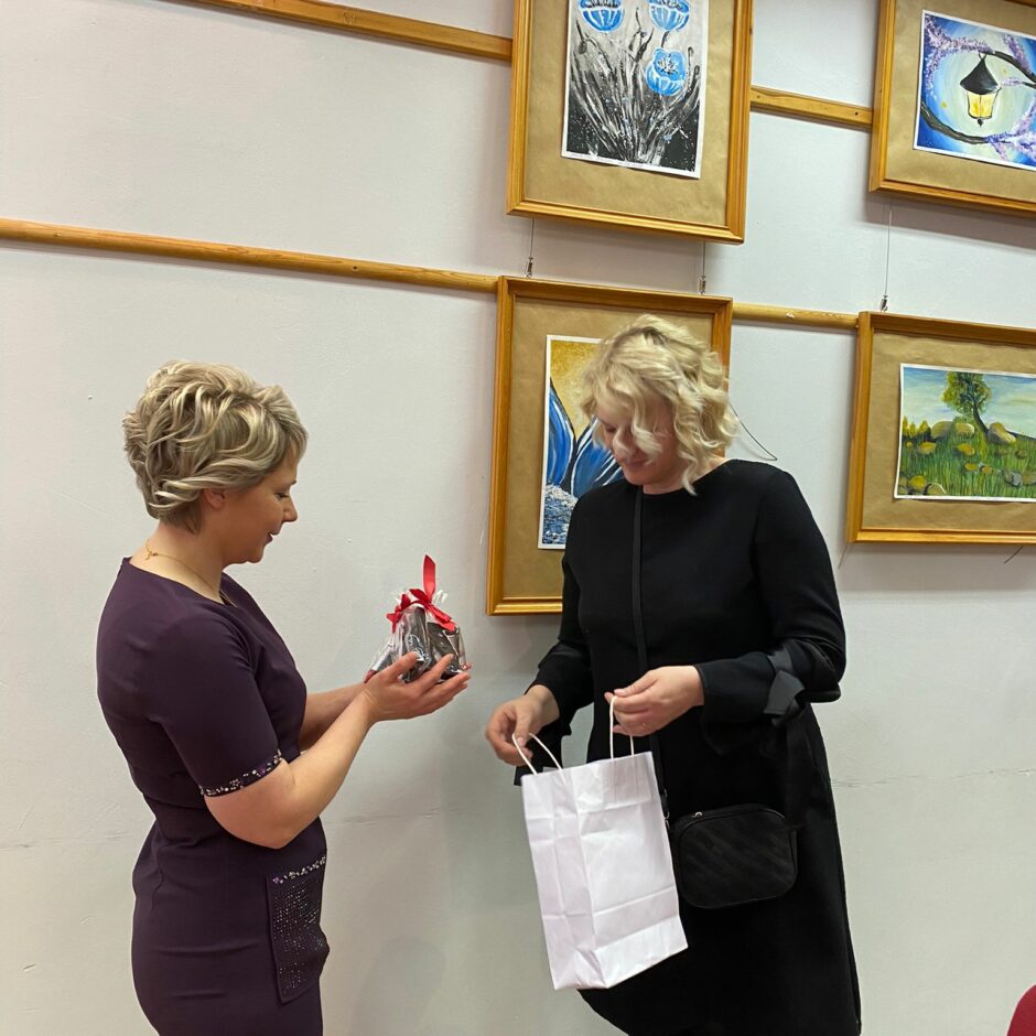 Direktore saņem piemiņas veltes no Nīcas MS