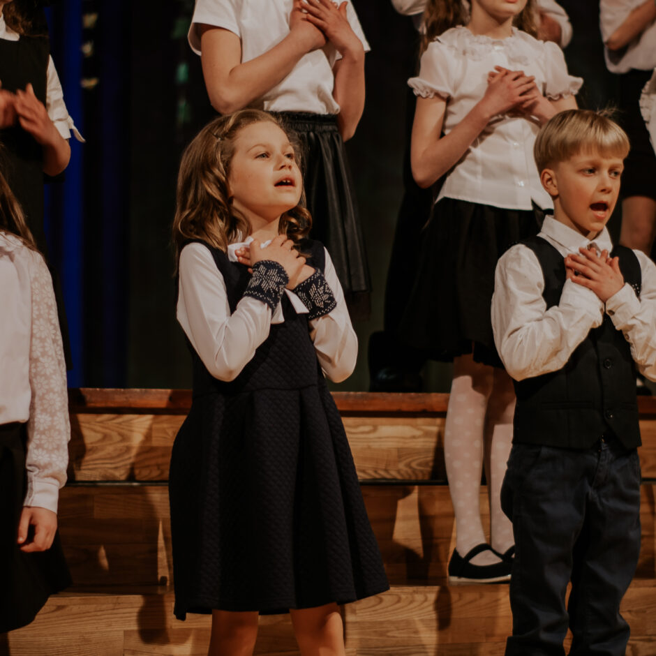 Skolas 1.-3.kl. koris jubilejas pasākumā K/c