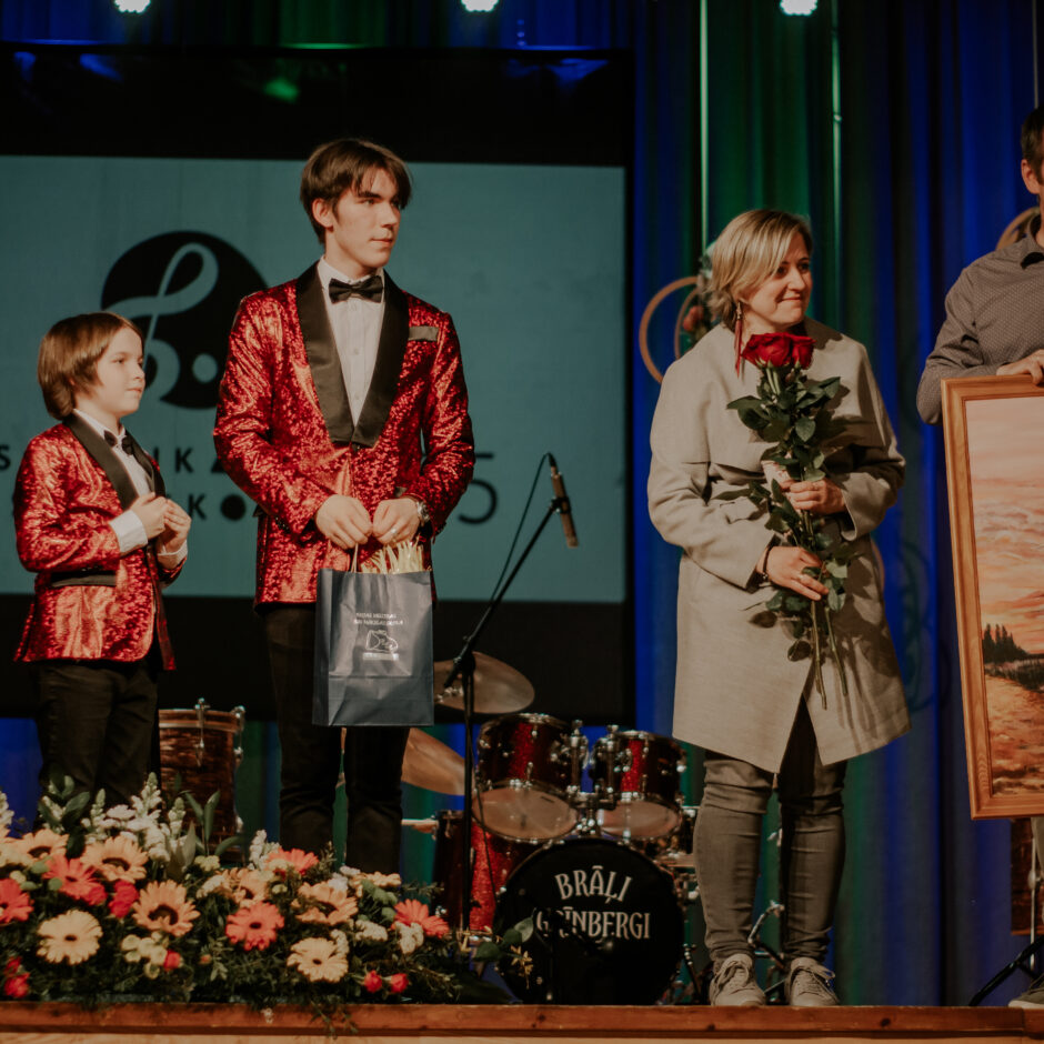 Uzstājas sitaminstrumentālistu trio 