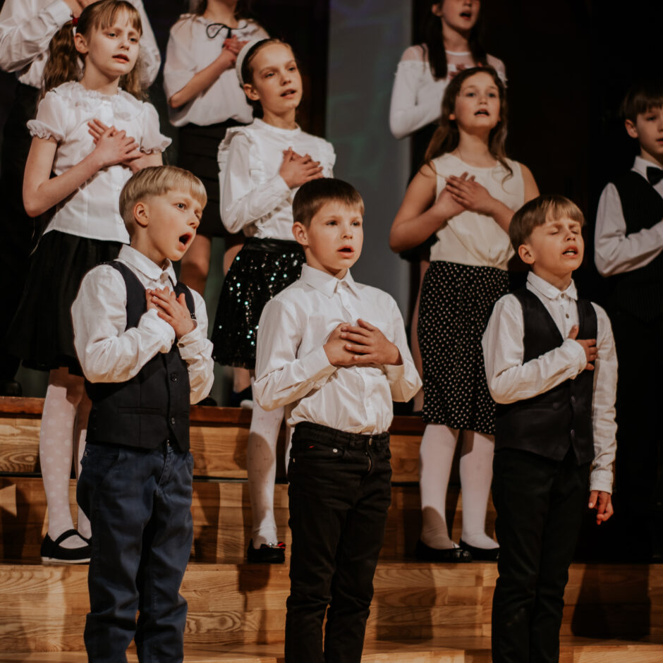 Skolas 1.-3.kl. koris jubilejas pasākumā K/c