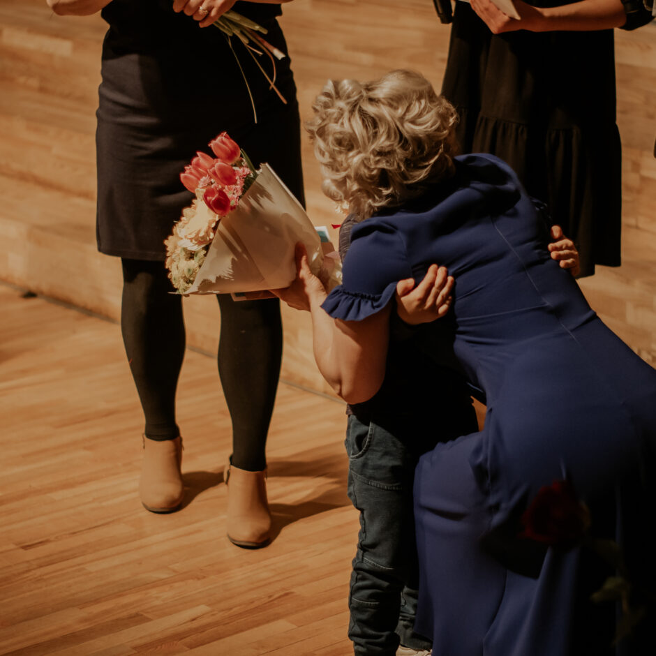 Interešu izgl.audzēknis apsveic direktori