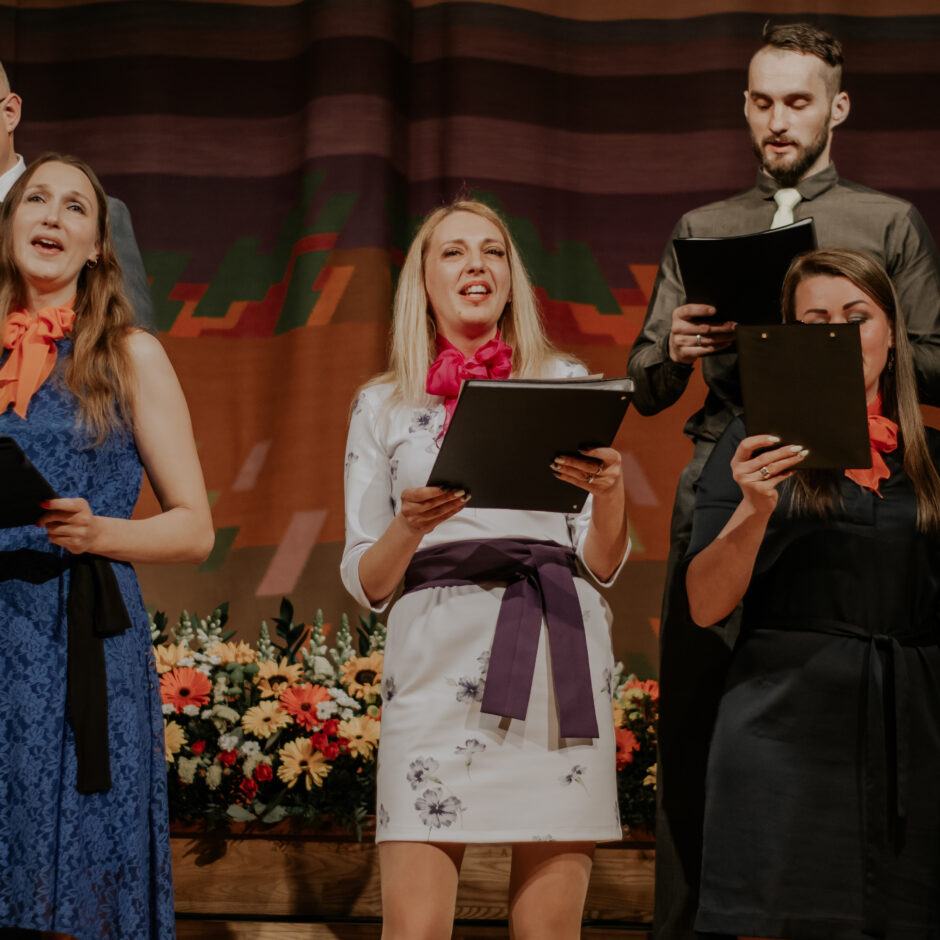 Uz skatuves skolas vecāki