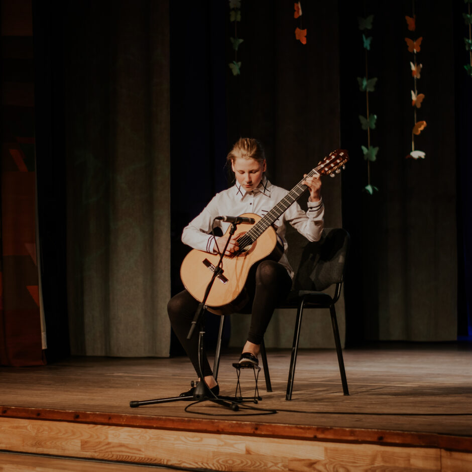 Ģitāriste M.Grīnīte skolas jubilejas pasākumā K/c