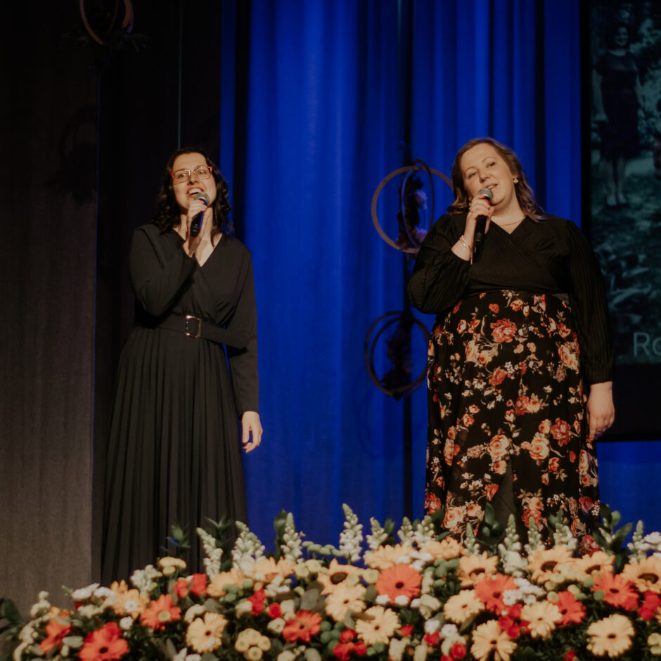 Uz skatuves dzied skolas pedagogi A.Kaļiņičenko, S,Lukševica un direktore B.Beraģe