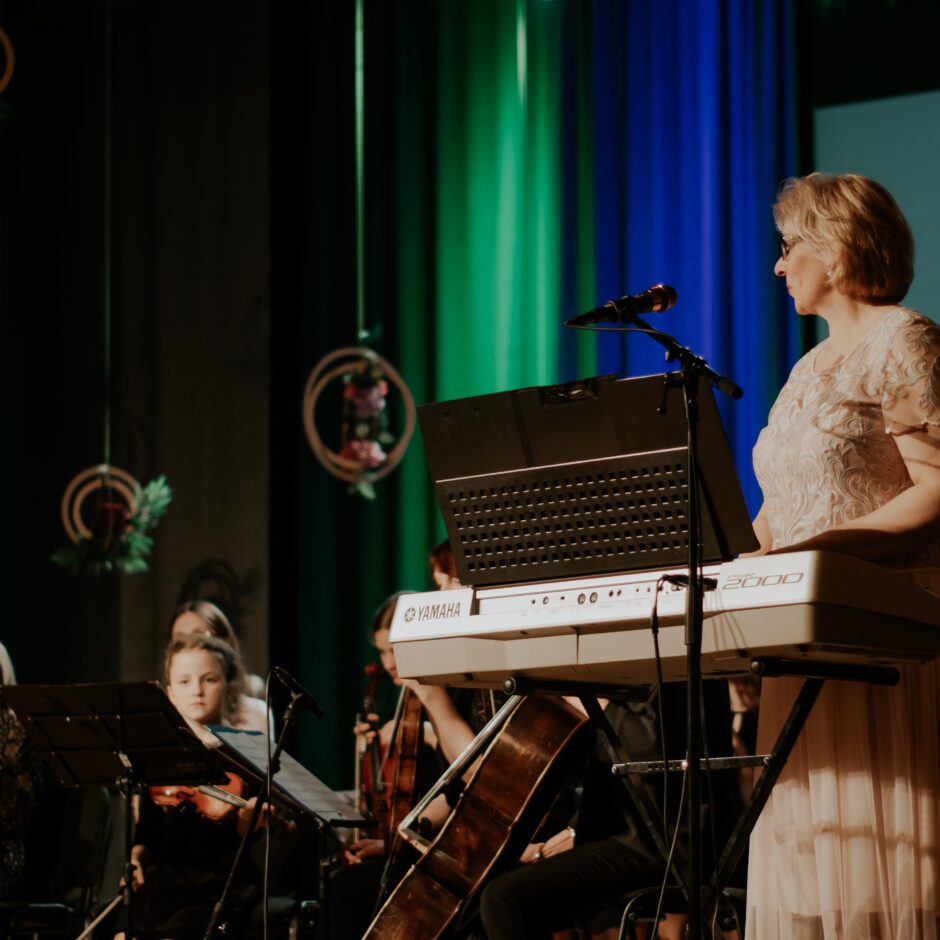 Uzstājas Ziemeļkurzemes kamerorķestris un skolas pedagogu ansamblis