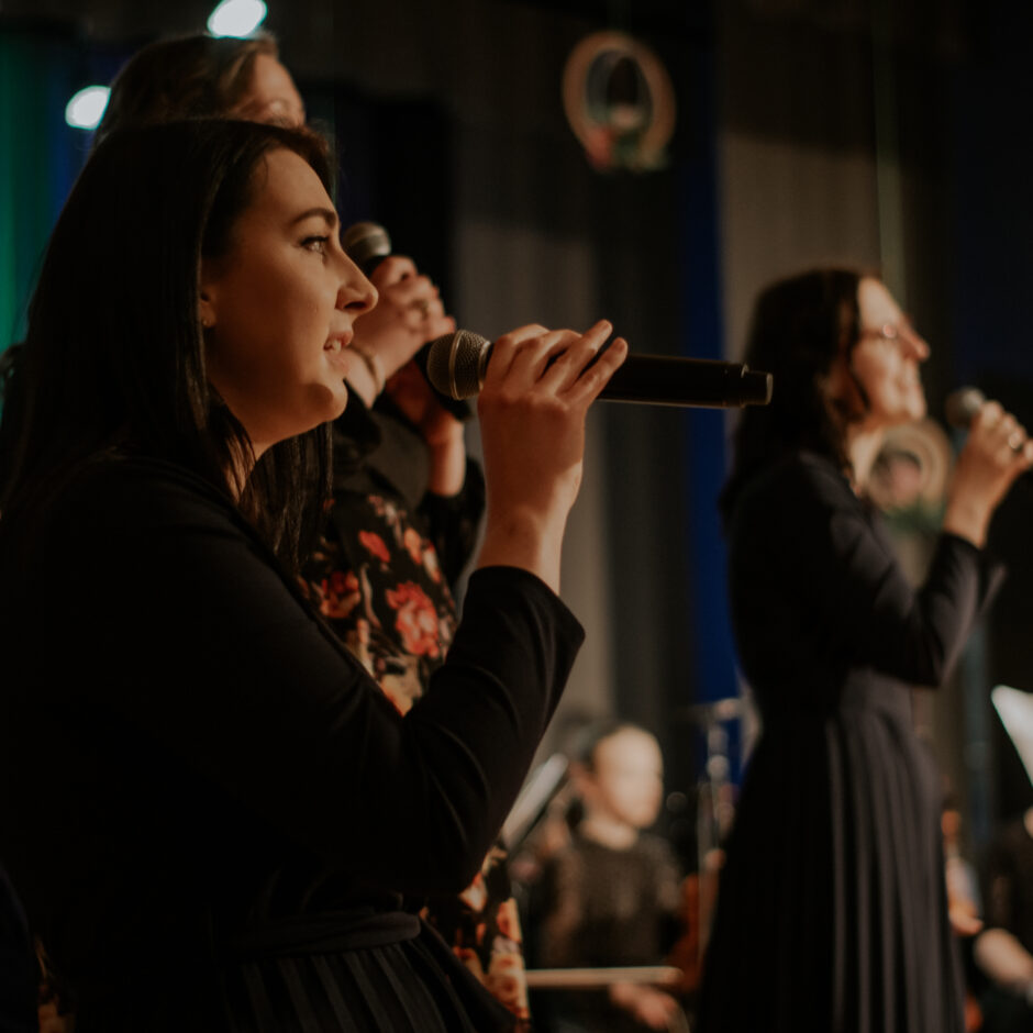 Uzstājas Ziemeļkurzemes kamerorķestris un skolas pedagogu ansamblis