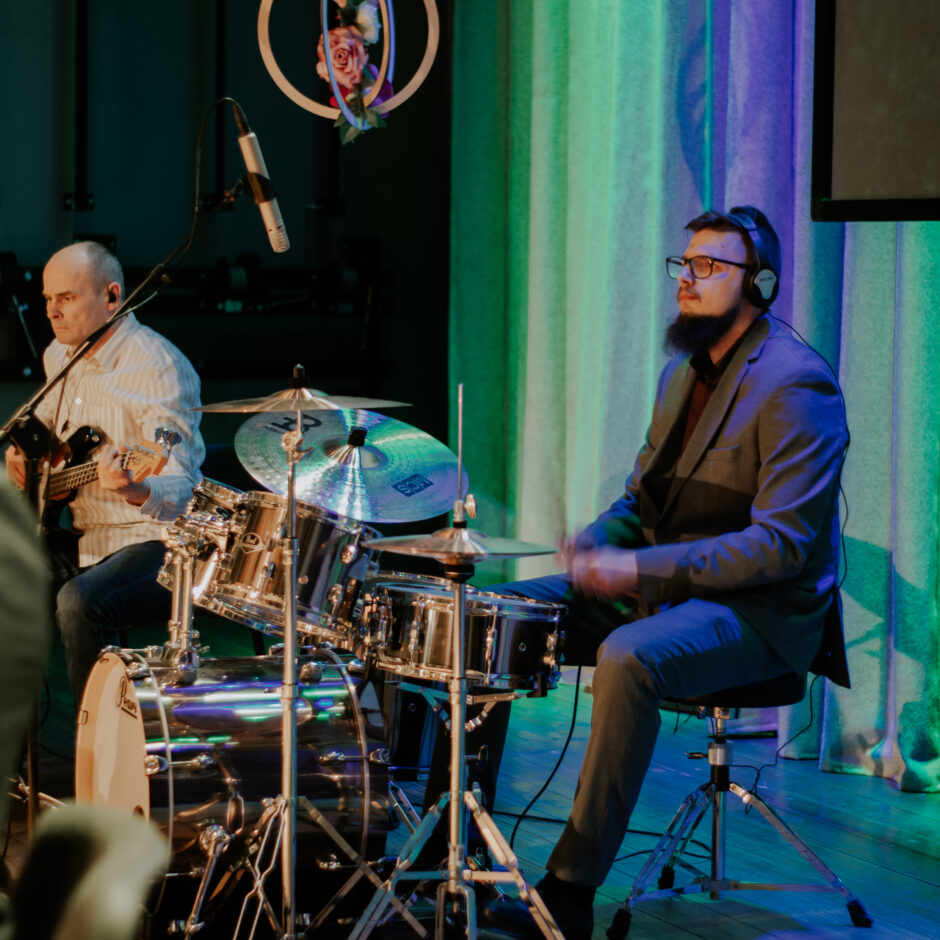 Uzstājas Ziemeļkurzemes kamerorķestris un skolas pedagogu ansamblis