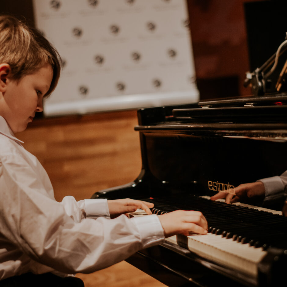 Pianists D.D.Gitendorfs skolas jubilejas pasākumā K/c